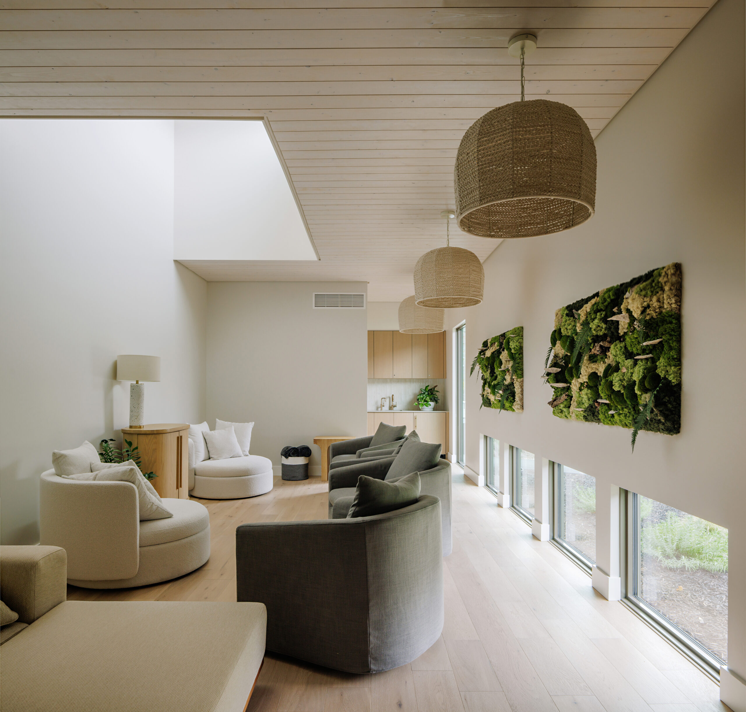Relaxation room with natural light in the Balcomo Salt Spa
