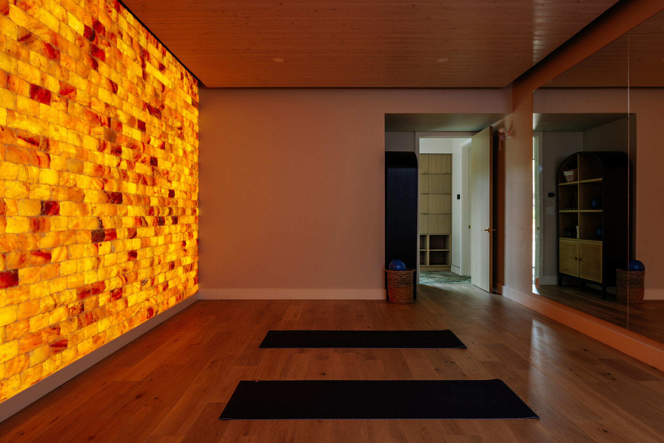 Himalayan salt wall in the Balcomo Salt Spa studio
